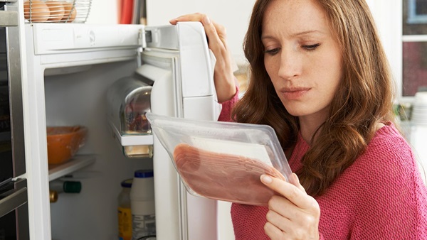 Consumir alimentos caducados